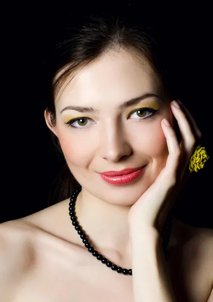 El retrato de la muchacha hermosa elegante con el maquillaje de tarde — Foto de Stock