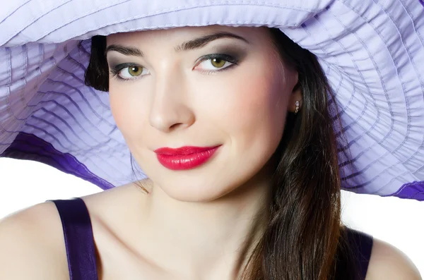 Porträt der schönen eleganten Frau mit fliederfarbenem Hut — Stockfoto
