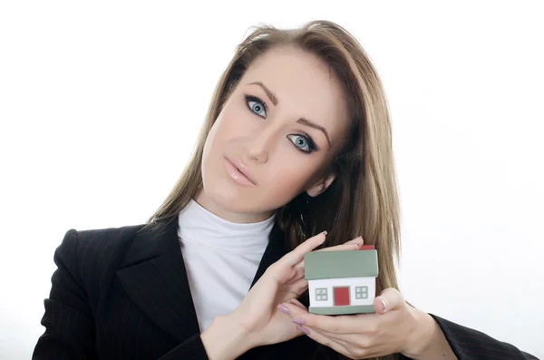 Obchodní žena s malým modelem domu — Stock fotografie