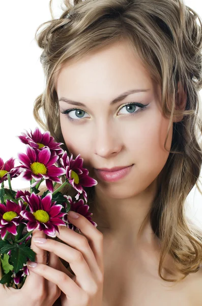 La chica con el pelo hermoso con crisantemo — Foto de Stock