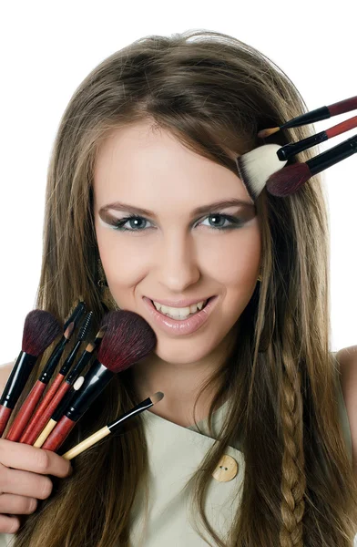 Το όμορφο κορίτσι με βούρτσες για ένα make-up — Φωτογραφία Αρχείου