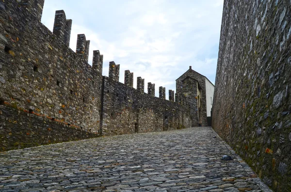 贝林佐纳城堡 montelbello，教科文组织世界遗产的贝林佐纳，瑞士的废墟 — 图库照片