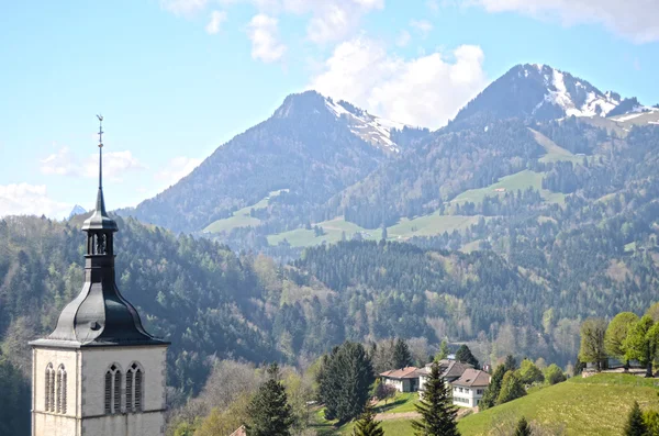 Uitzicht op de kerk in de buurt van kasteel van gruyere, Zwitserland — Stockfoto