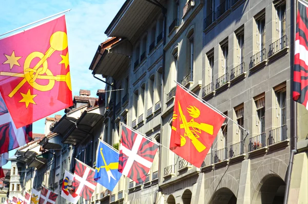 Swiss vlag in Bern, Zwitserland. oude stad straat — Stockfoto