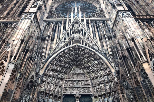 Собор Нотр-Дам, Страсбург, Эльзас, Франция — стоковое фото