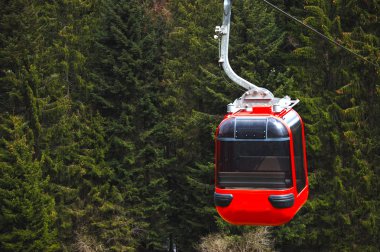 füniküler kırmızı bir teleferik ile