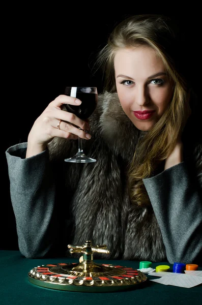 La bella ragazza con bicchiere di vino — Foto Stock
