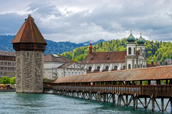 Vista panorámica del puente de la capilla, famoso puente de madera cubierta. Lucerna Suiza —  Fotos de Stock