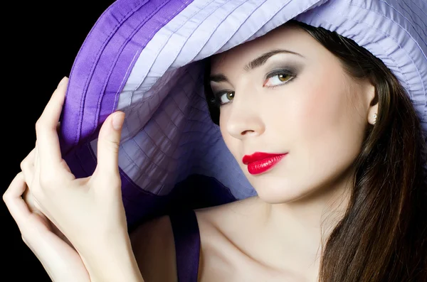Portrait de la belle femme élégante dans un chapeau lilas — Photo