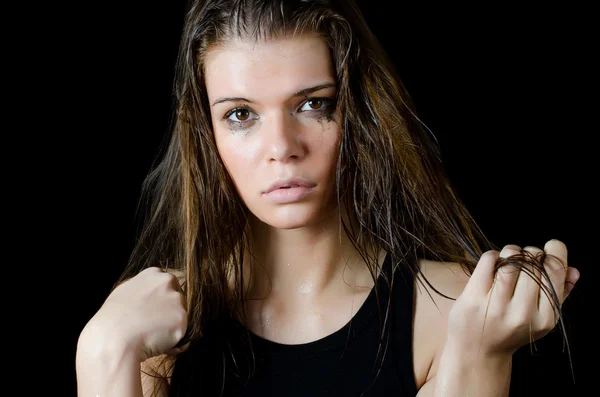 La chica mojada con los cosméticos de propagación en el negro —  Fotos de Stock