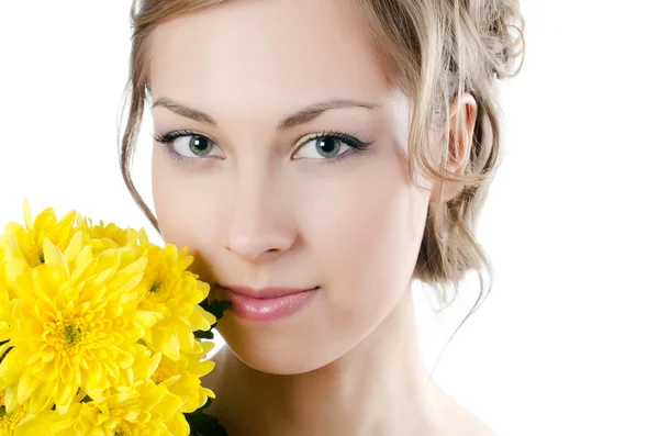Dívka s nádhernými vlasy s žlutá chryzantéma — Stock fotografie