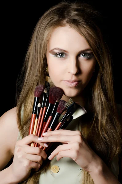 Krásná dívka s kartáči pro make-up — Stock fotografie