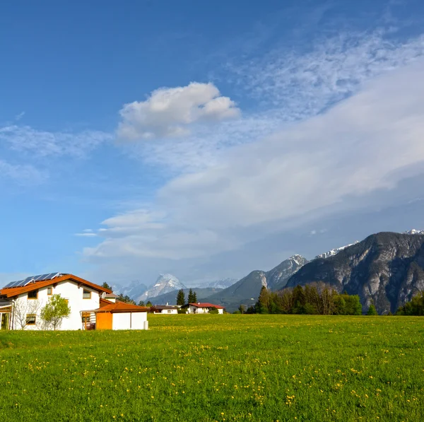 Paisaje alpino en Austria: montañas, bosques, prados y una granja — Foto de Stock