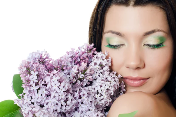 Schöne Frau mit Frühlingsblumen eines Flieders. Hautpflege — Stockfoto