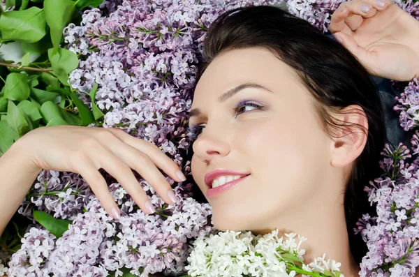 Hermosa mujer con flores de primavera de una lila. Cáscara —  Fotos de Stock