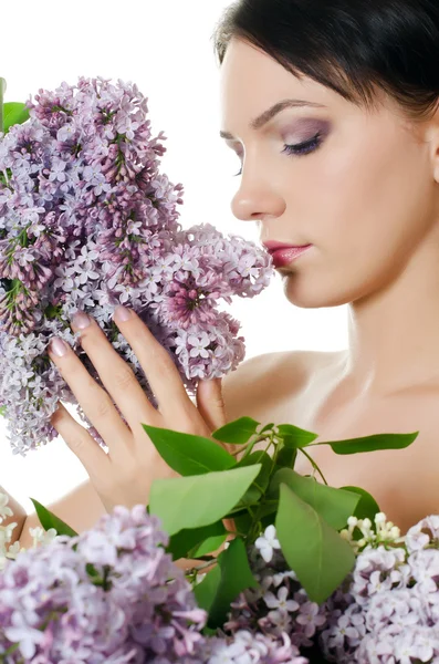 Bella donna con fiori primaverili di un lilla. Cura della pelle — Foto Stock