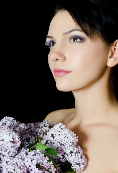 Szép nő, a tavaszi virágok a lila. Bőrápoló — Stock Fotó