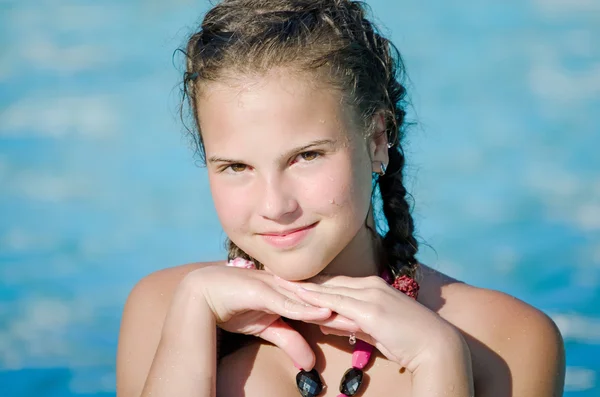 Den unga flickan i poolen — Stockfoto