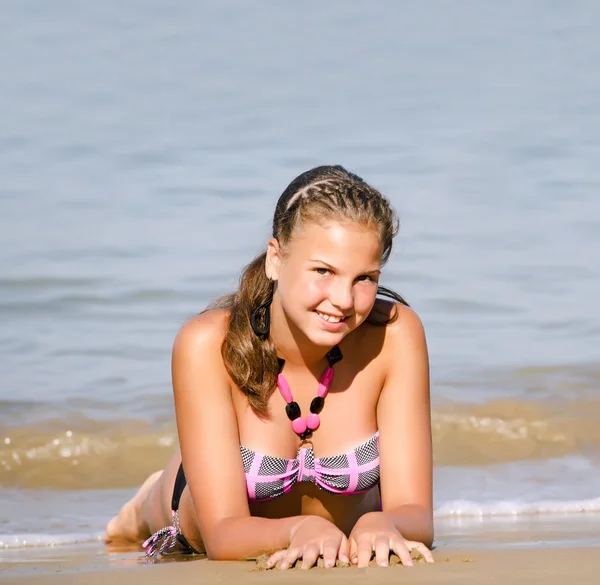 The young girl lays in at sea coast — Stock Photo, Image