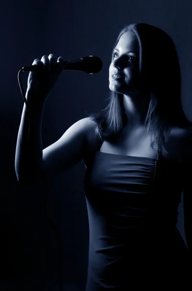 A menina com um microfone — Fotografia de Stock