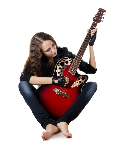 A menina bonita em uma jaqueta de couro com uma guitarra — Fotografia de Stock