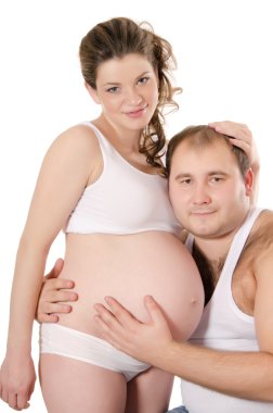 mutlu hamile çift üzerinde beyaz izole