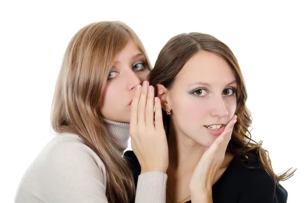 Två girl-vänner berätta skvaller på ett öra som isolerade — Stockfoto