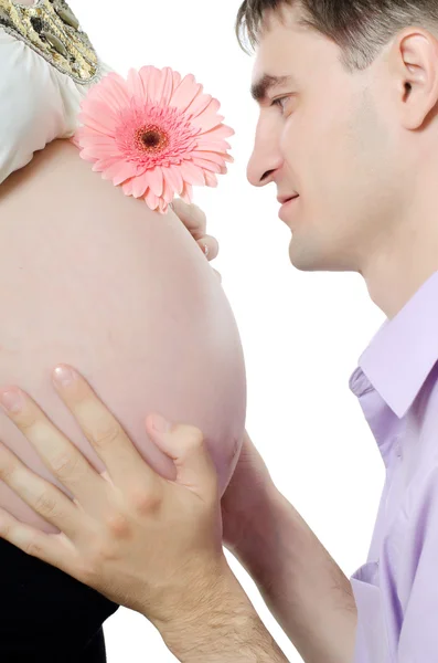 Lyckliga gravida par isolerade på vit — Stockfoto