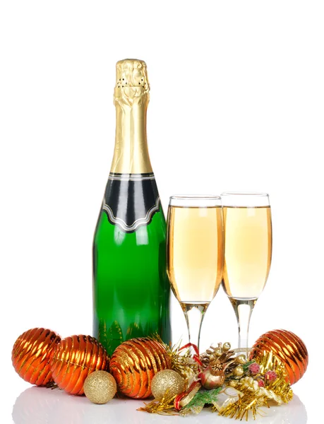 Шампанское с рождественскими украшениями — стоковое фото