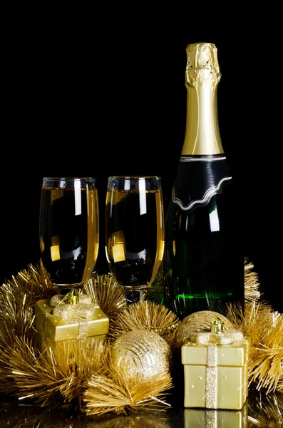 Champanhe com ornamentos de Natal — Fotografia de Stock
