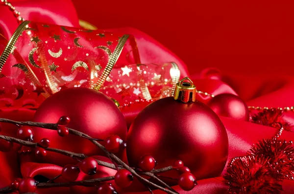 Esferas de Ano Novo em tecido vermelho — Fotografia de Stock
