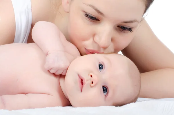 Mãe feliz com bebê sobre branco — Fotografia de Stock