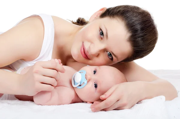 Glückliche Mutter mit Baby über Weiß — Stockfoto