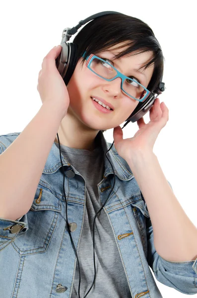 女の子は耳電話を通して音楽に耳を傾け — ストック写真