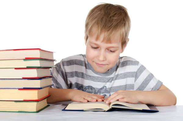 Мальчик читает книгу, изолированную на белом — стоковое фото