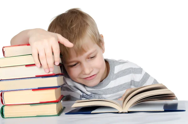 这个男孩读取隔离在白色的书 — 图库照片