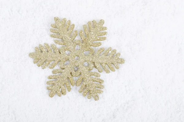 De kerst sneeuwvlok op sneeuw — Stockfoto