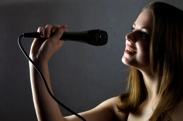 Das Mädchen mit dem Mikrofon — Stockfoto