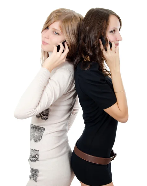 Две девушки разговаривают по телефону — стоковое фото