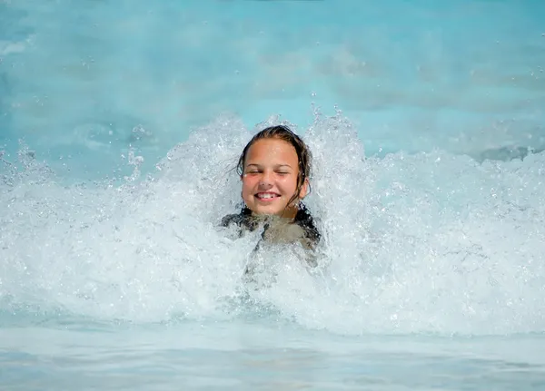 Das Mädchen badet in Wellen — Stockfoto