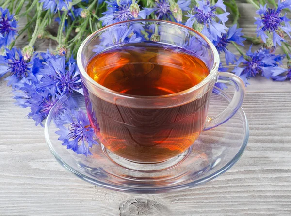 Tazza di vetro con un tè di fiordaliso — Foto Stock