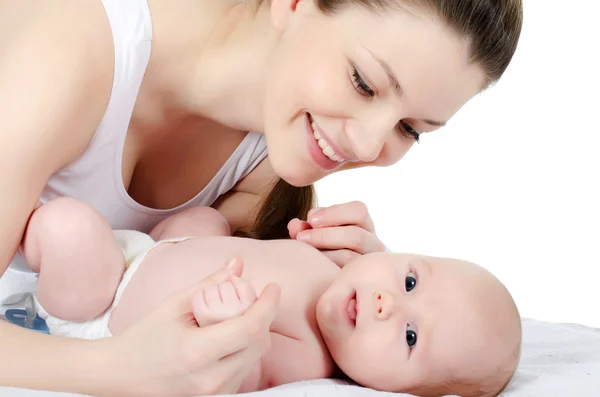 Madre feliz con el bebé sobre blanco — Foto de Stock