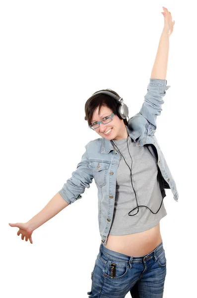 Menina ouve música através de fones de ouvido — Fotografia de Stock