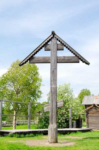 La gran cruz de madera —  Fotos de Stock