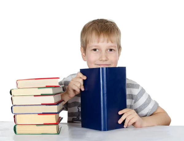 这个男孩读取隔离在白色的书 — 图库照片