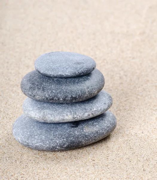 Stenen op zand — Stockfoto