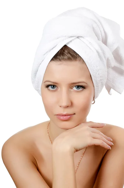 Het mooie meisje met een handdoek op haar — Stockfoto