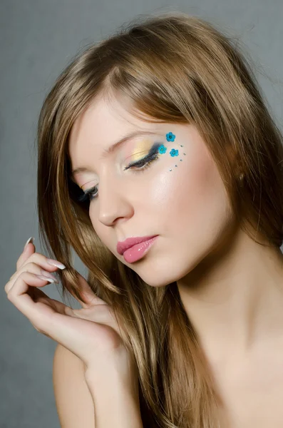 Den unga vackra flickan med en creative make-up — Stockfoto