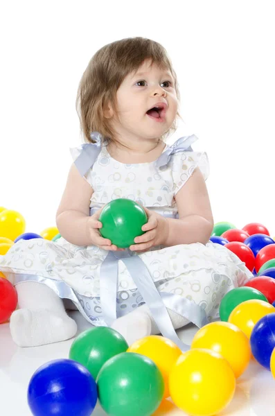 La bambina gioca palle multicolori — Foto Stock