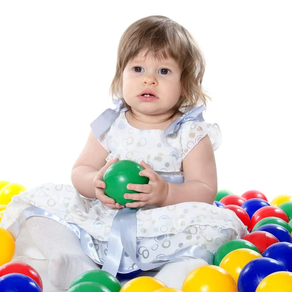A menina joga bolas multi-coloridas — Fotografia de Stock